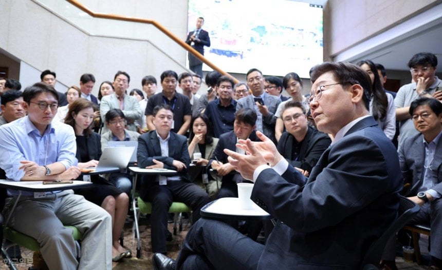 오늘자 이재명, 기자 70명과의 대화 현장사진들 | 인스티즈
