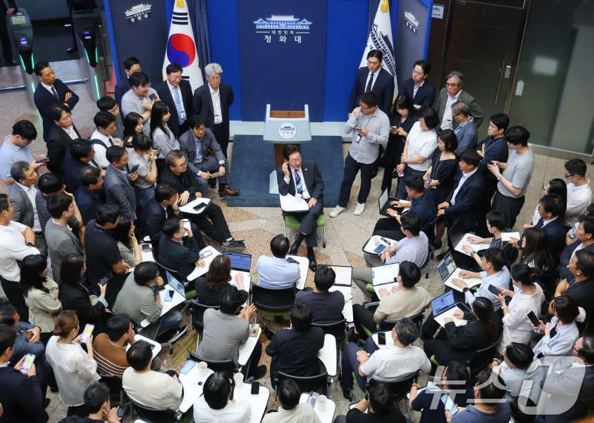 오늘자 이재명, 기자 70명과의 대화 현장사진들 | 인스티즈