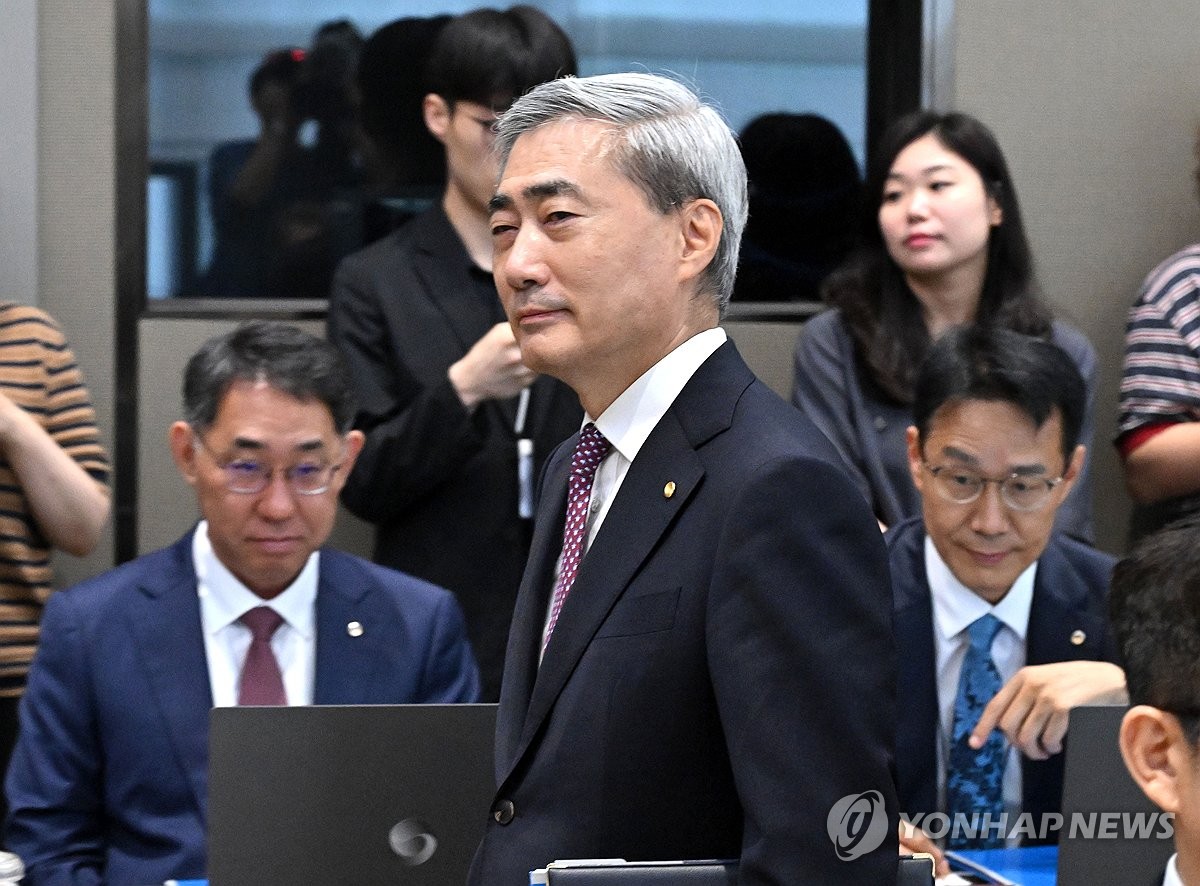 [1보] 한은, 기준금리 0.25%p 인상…3년 6개월 만에 긴축 | 인스티즈