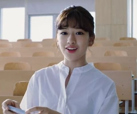 촬영 당시 15살(중2)였다는 안유진 렌즈광고 컨셉...gif | 인스티즈