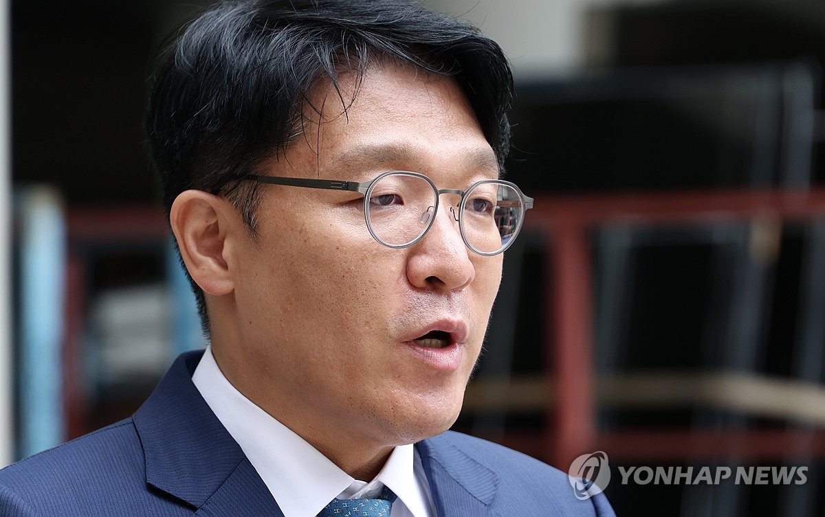 이재명 테러사건에서 18cm짜리 개조흉기를 커터칼로 축소 기재한 김 전 검사 | 인스티즈