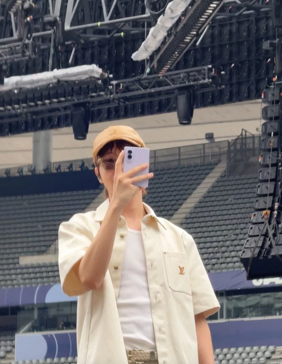 갤럭시 폴드8로 촬영하는 BTS 제이홉.jpg | 인스티즈