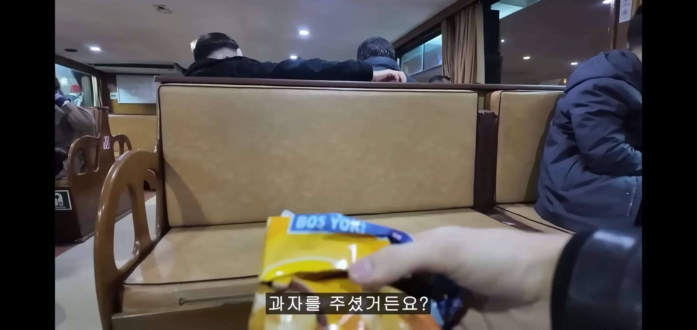 해외여행에서 현지 게이 형님의 플러팅을 전혀 못알아채다가 위기에 빠진 남자.twt | 인스티즈