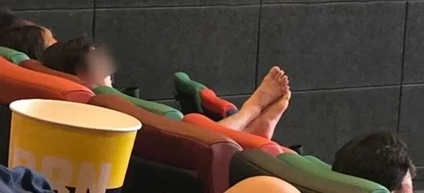 "부부가 같이 발 올리더라" 영화관 민폐 관객 논란 | 인스티즈