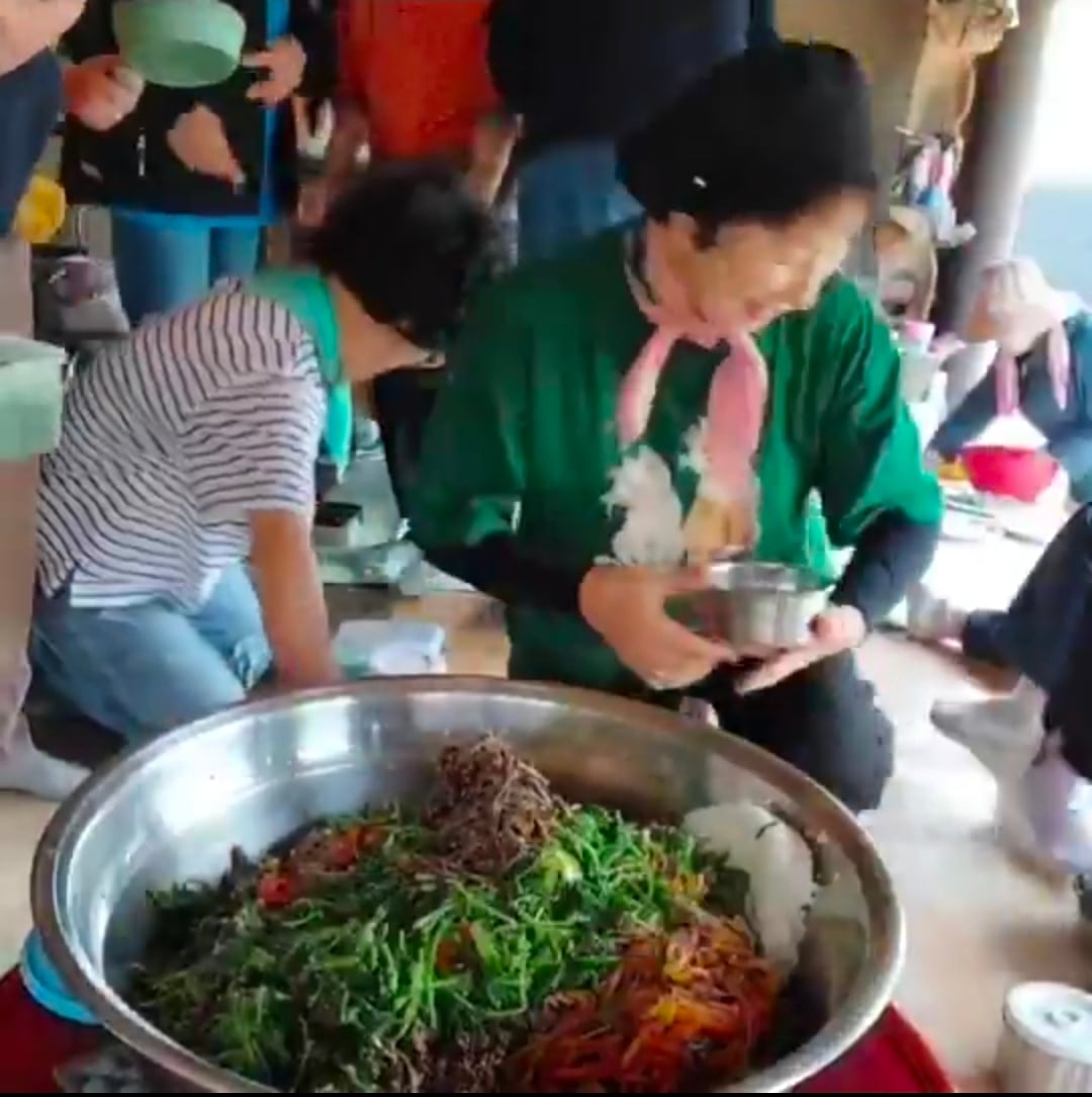 할머니들이 모여서 만든 랜덤 비빔밥.twt | 인스티즈