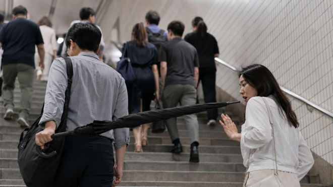 "제발 세로로 들어주세요”…장마철 '거리의 흉기' 된 장우산 | 인스티즈