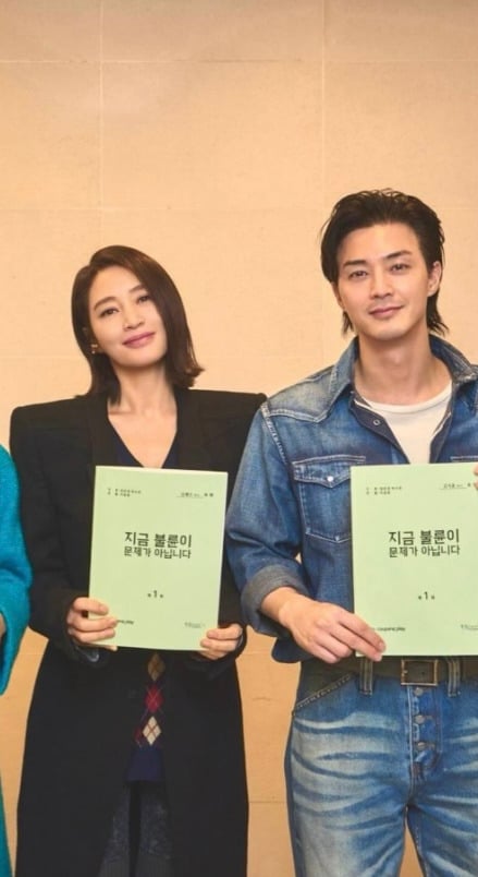 부부로 나온다는 김혜수 김지훈 사진 | 인스티즈