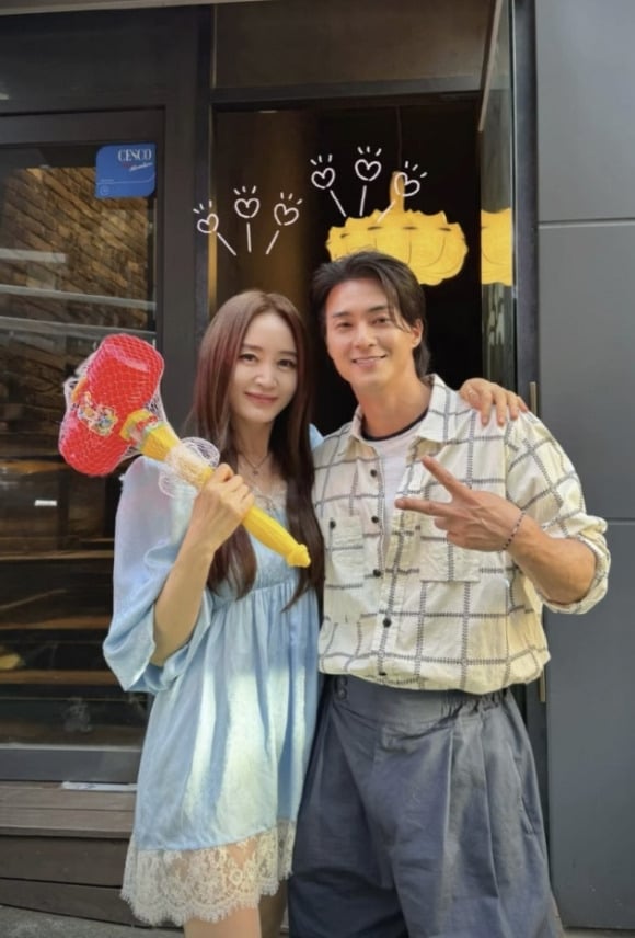 부부로 나온다는 김혜수 김지훈 사진 | 인스티즈