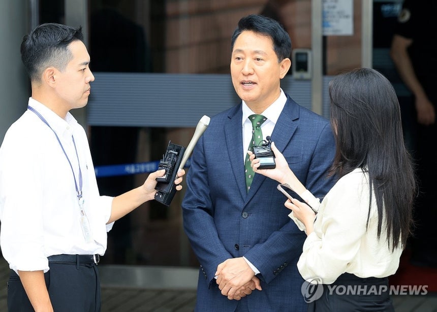 1심 선고 마치고 법원 나서는 오세훈 서울시장 | 인스티즈