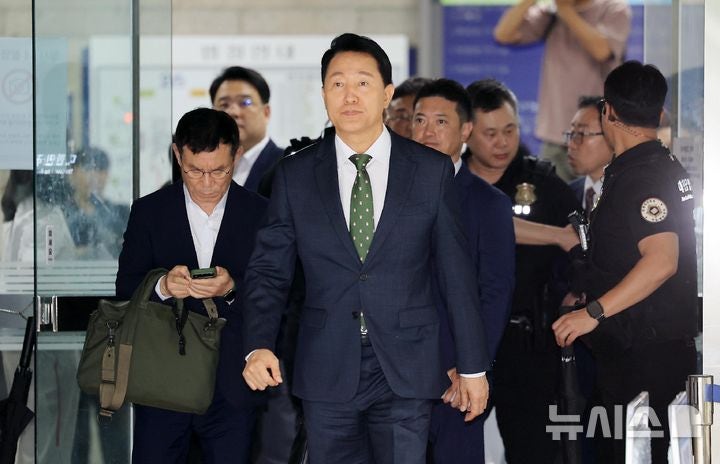 1심 선고 마치고 법원 나서는 오세훈 서울시장 | 인스티즈