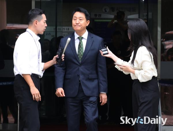 1심 선고 마치고 법원 나서는 오세훈 서울시장 | 인스티즈