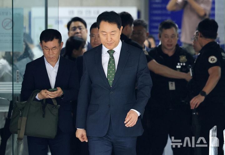 1심 선고 마치고 법원 나서는 오세훈 서울시장 | 인스티즈