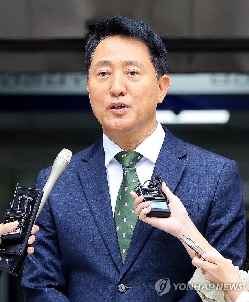 1심 선고 마치고 법원 나서는 오세훈 서울시장 | 인스티즈