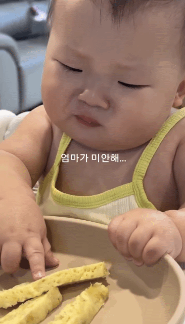 엄마가 만든 바나나빵 먹어보는 아기 | 인스티즈