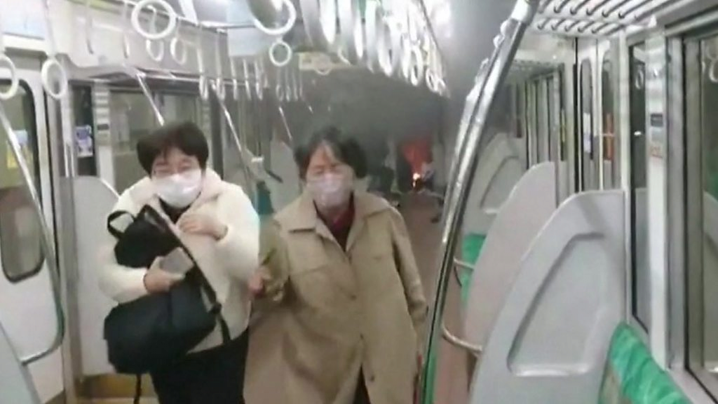 지하철 출입문 비상콕크는 왜 의자 아래에 있을까? | 인스티즈