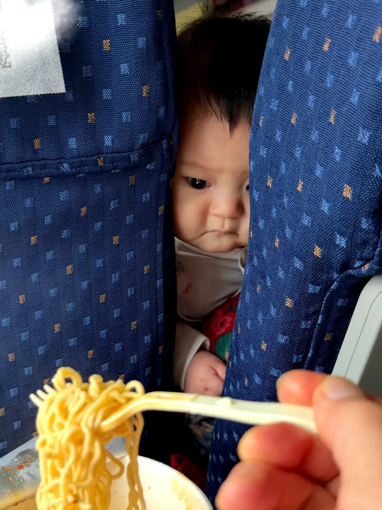 기차에서 컵라면 먹다가 뜨거운 시선을 느낌 | 인스티즈