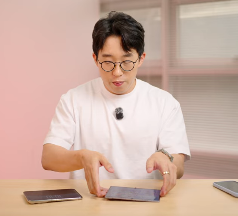 아이폰듀오, 갤럭시Z폴드8 내부 주름 유튜버 후기 | 인스티즈